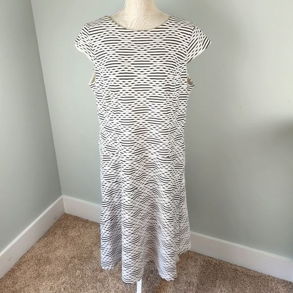 Anne KLEIN WOMEN'S SHIFT DRESS PLUS SIZE 14W CAP SLEEVE LINED BLACK AND WHITE - Picture 2 of 6